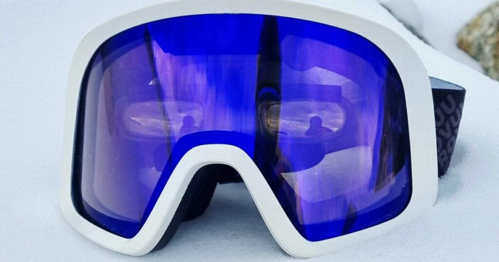 AR ski goggles enhance visibility in fog and flat light