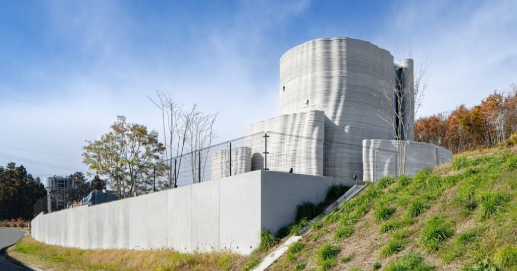 Two-story 3D-printed home combines cave-like design with seismic safety
