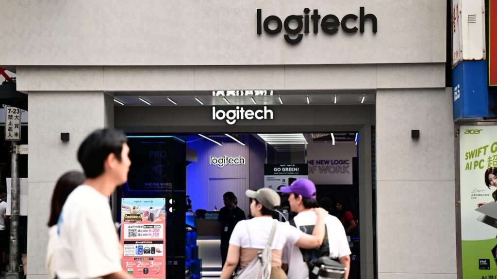 Logitech’s Rumored Folding Mouse Is Like a Little Flip Phone